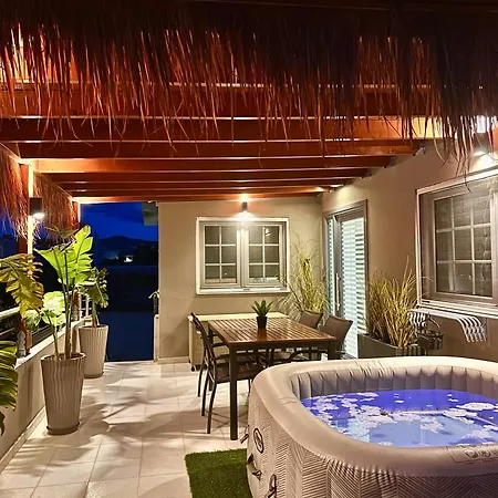 Coral Paradise Luxury Jacuzi & Pool View * クレマスティ